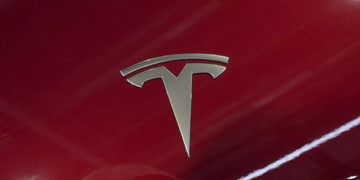 Годовые продажи электромобилей Tesla упали