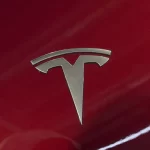 Годовые продажи электромобилей Tesla упали