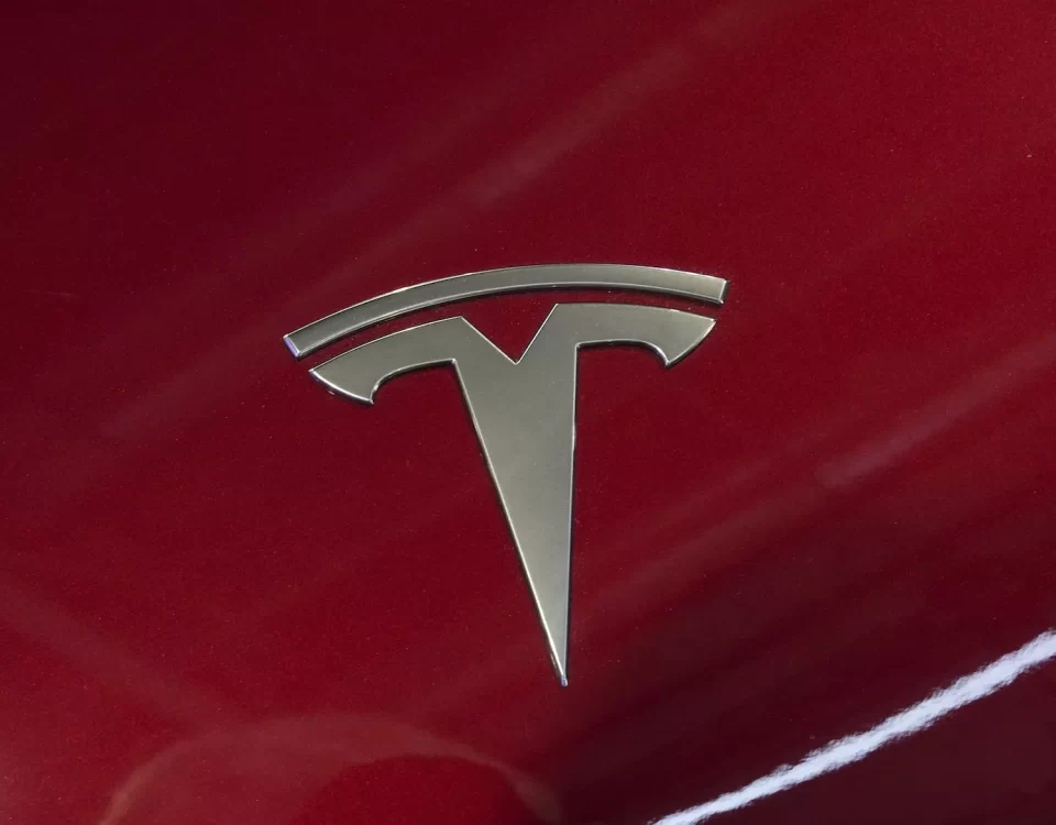 Годовые продажи электромобилей Tesla упали