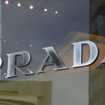 Продажи Prada растут на фоне возможного приобретения Versace, несмотря на кризис в люксовом секторе